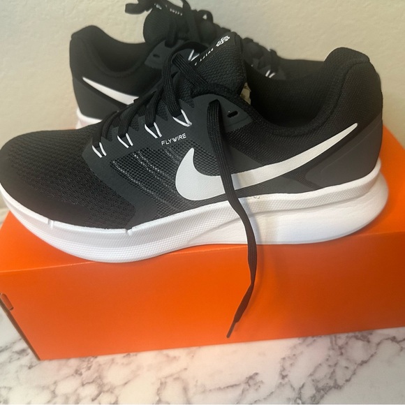 NEW Nike Run Swift 3 Wide 2E Black White Sneakers Athletic Shoes Workout - Picture 5 of 10